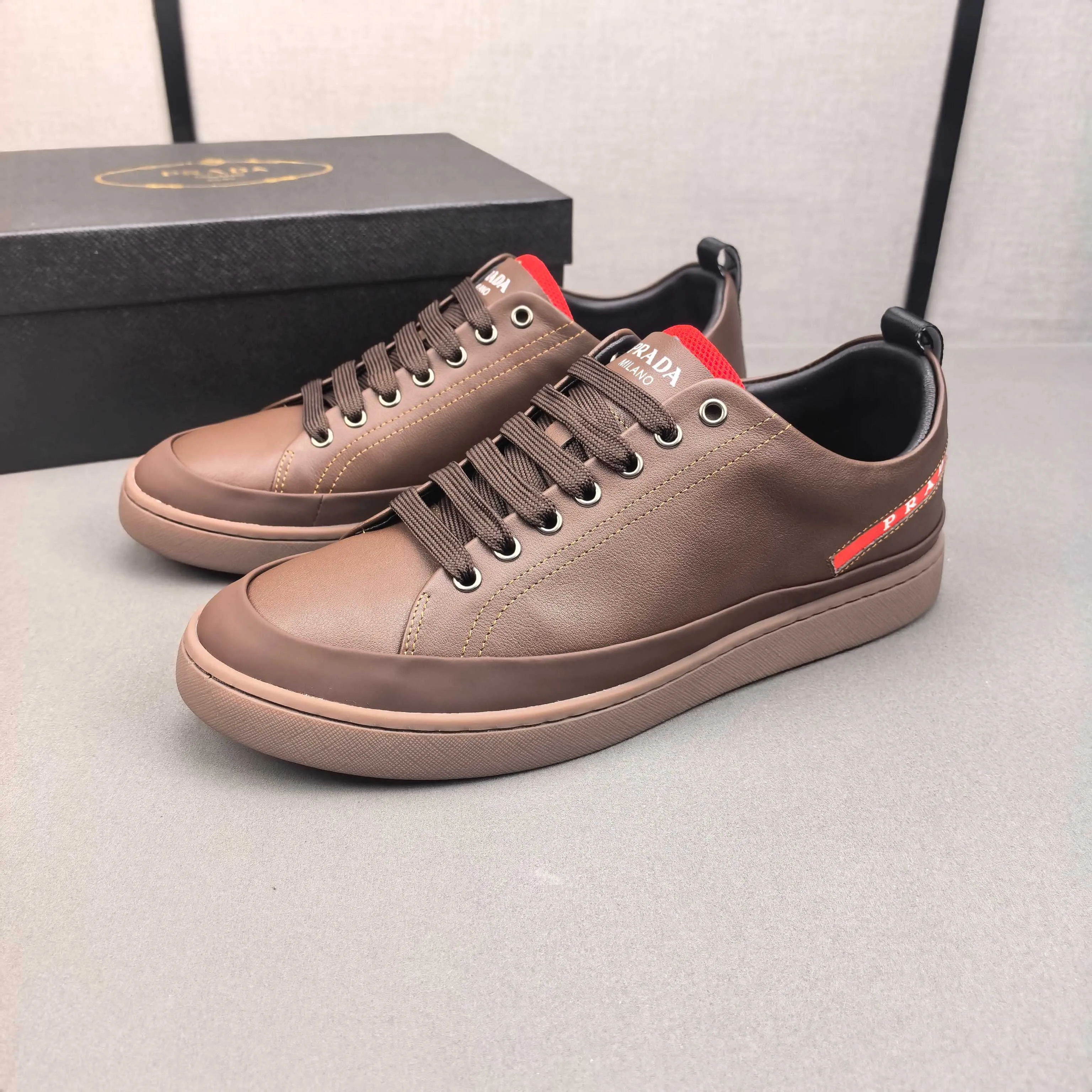 PP420❣️❣️❣️Prada set off the audience! Prada, an international brand that is constantly innovating, this men's casual shoe, the original version, made of cowhide leather at a ratio of one to one at the store, with leather feet and rubber non-slip outsole, breathable and comfortable, quality speaks for itself👄38-44